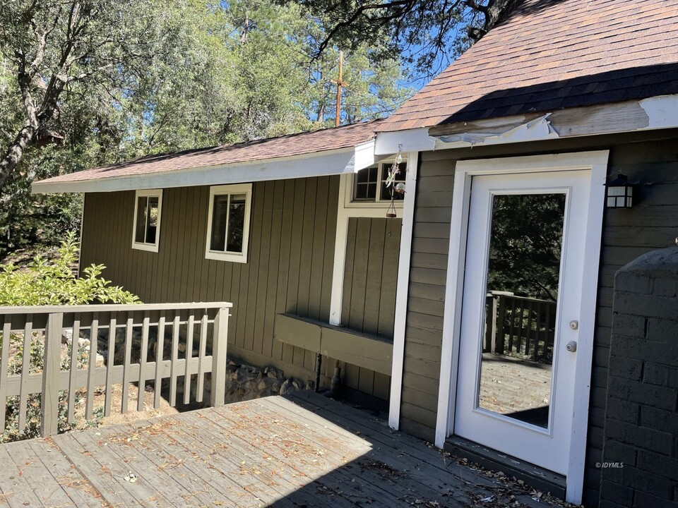 25111 Nestwa Trail in Idyllwild, CA - Building Photo