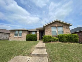 2912 Crimson Clover Dr in Lancaster, TX - Building Photo