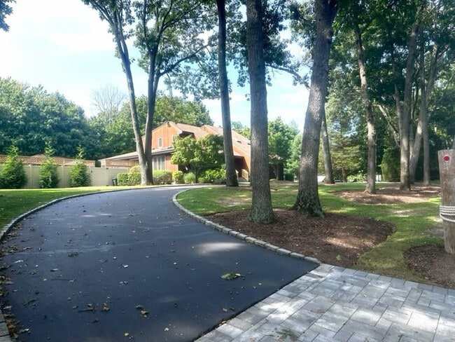 500 Hoffman Ln in Hauppauge, NY - Foto de edificio - Building Photo