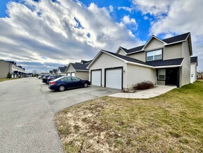 Riverstone Townhomes in Jenison, MI - Building Photo - Building Photo