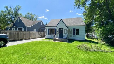 2305 University Ave in Grand Forks, ND - Building Photo - Building Photo