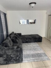 6763 NW 182nd St in Hialeah, FL - Foto de edificio - Building Photo