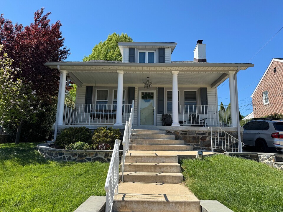 324 Campbell Ave in Havertown, PA - Building Photo