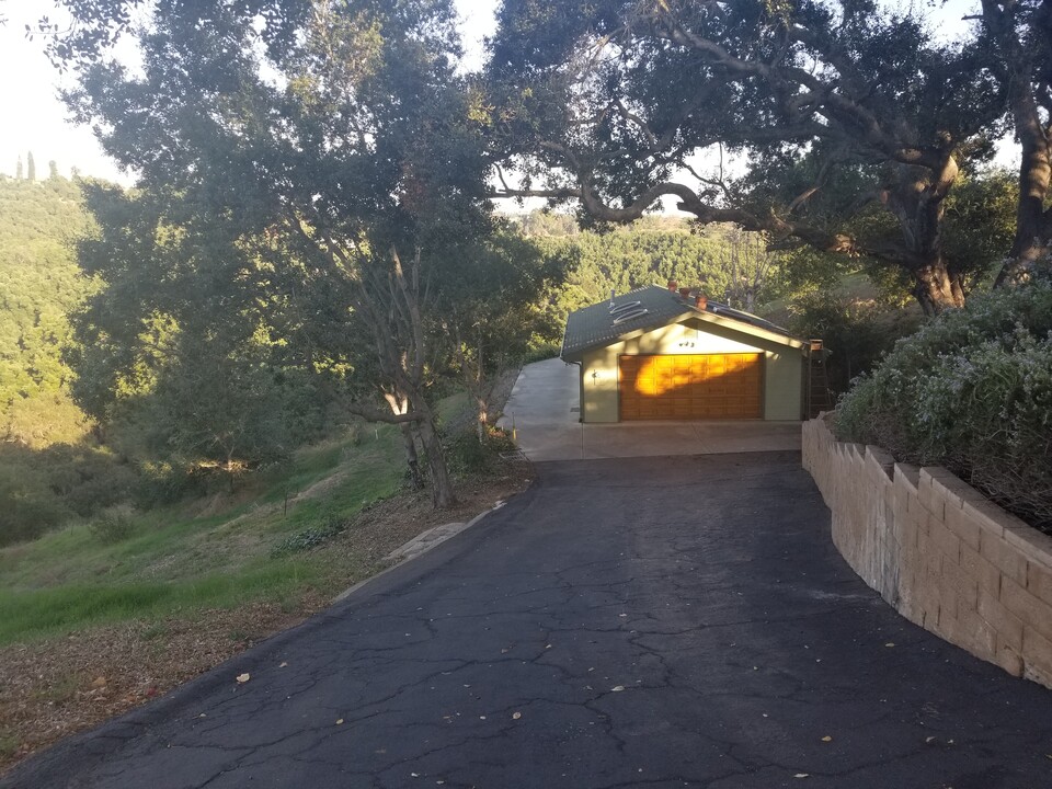 2258 Gird Rd, Unit Studio w/great view in Fallbrook, CA - Building Photo