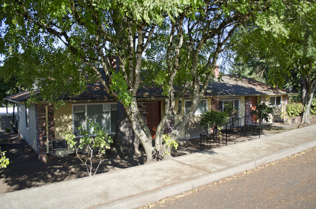 Homestead Commons Apartments in Tigard, OR - Building Photo - Building Photo