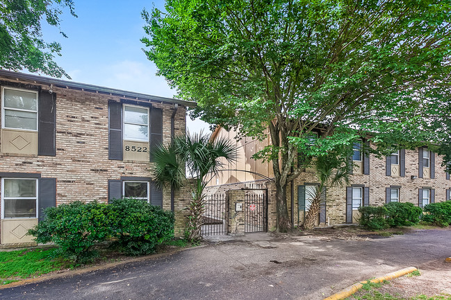 Canalside Apartments in New Orleans, LA - Building Photo - Building Photo