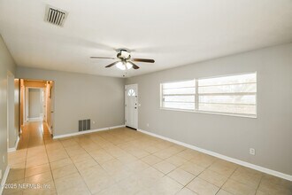 5822 Jaguar Dr W in Jacksonville, FL - Building Photo - Building Photo