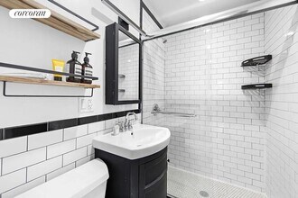 107 Greenpoint Ave in Brooklyn, NY - Building Photo - Building Photo