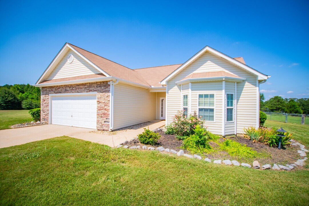 225 Polar Ln in Carrollton, GA - Building Photo