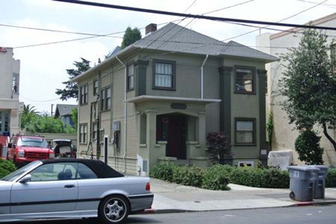 2204 Dwight Way in Berkeley, CA - Building Photo
