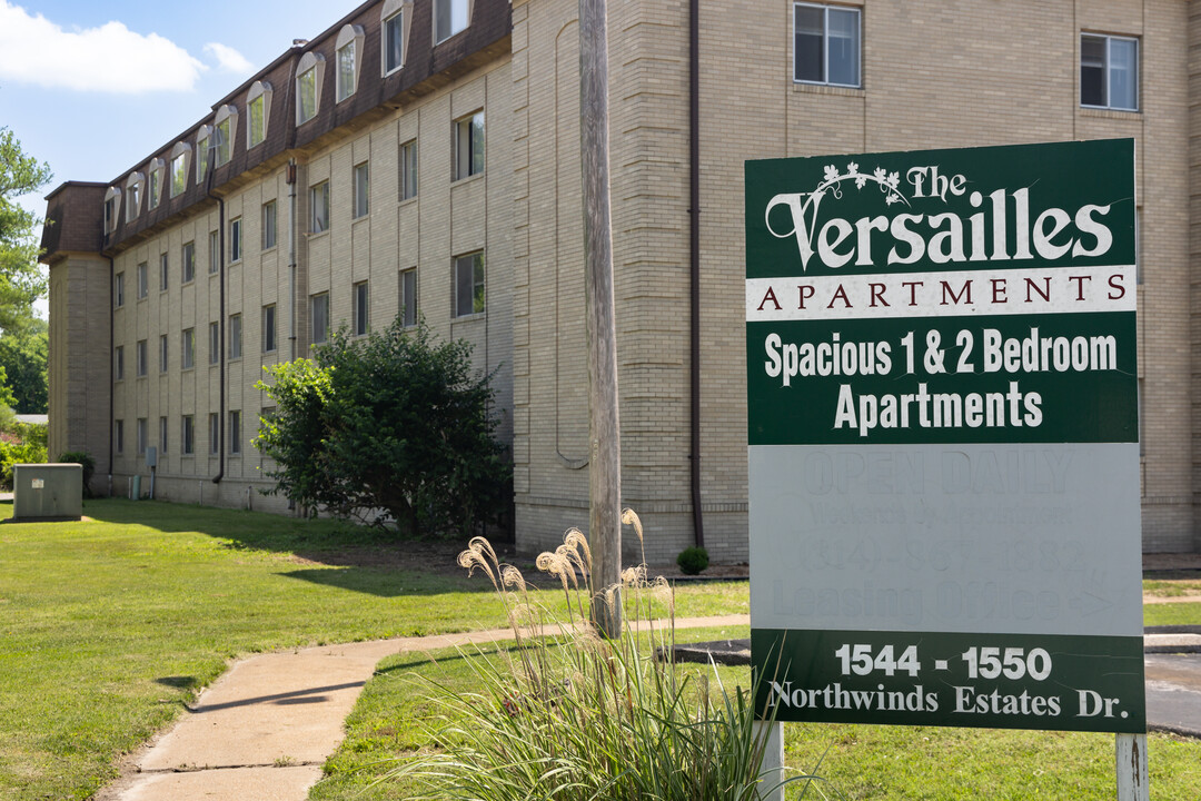 Versailles Apartments in St. Louis, MO - Foto de edificio