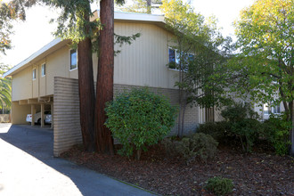 Oaks Apartments in Redwood City, CA - Building Photo - Building Photo