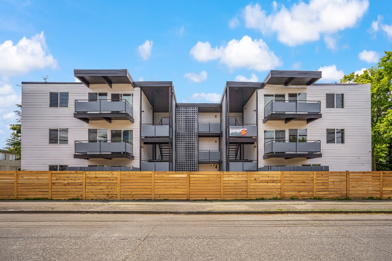 1725 SW Barton St in Seattle, WA - Building Photo