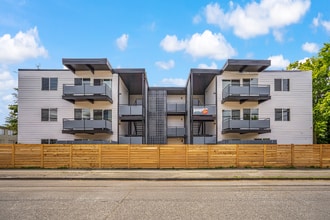 1725 SW Barton St in Seattle, WA - Building Photo - Building Photo