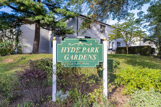 Hyde Park Gardens in Kew Gardens Hills, NY - Building Photo - Building Photo