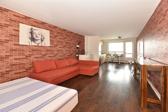 97-7 63rd Rd in Queens, NY - Foto de edificio - Building Photo