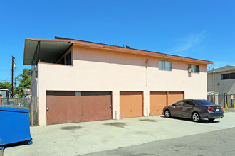 200 E Leatrice Ln in Anaheim, CA - Building Photo - Building Photo