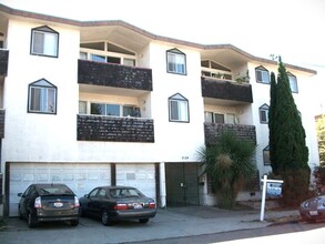 Parker Villa Apartments in Berkeley, CA - Building Photo - Building Photo