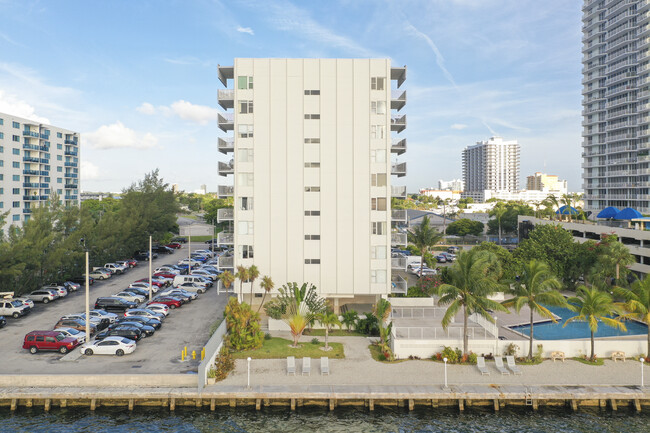 Caribbean Towers Condominium in North Bay Village, FL - Foto de edificio - Building Photo