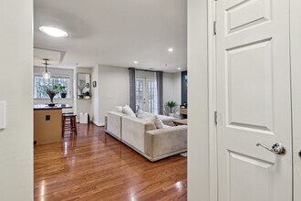 4091 S Four Mile Run Dr, Unit 401 in Arlington, VA - Foto de edificio - Building Photo