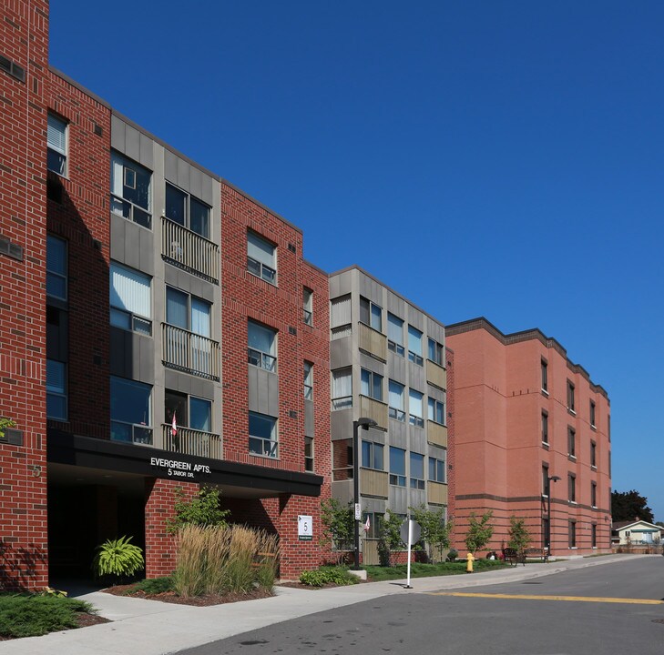 Tabor Manor in St Catharines, ON - Building Photo