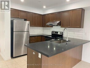5291 Major Mackenzie Dr E in Markham, ON - Building Photo - Building Photo