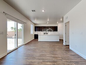 5624 Blue Wonder St in North Las Vegas, NV - Foto de edificio - Building Photo