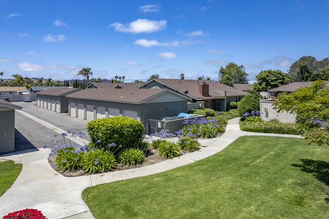 343 Fireside St in Oceanside, CA - Foto de edificio - Building Photo