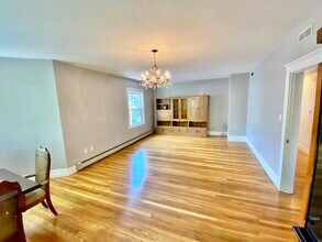 208 Rawson Rd, Unit 3 in Brookline, MA - Foto de edificio - Building Photo