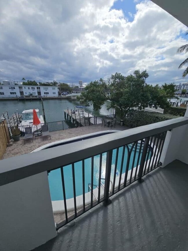 8101 Crespi Blvd in Miami Beach, FL - Building Photo - Building Photo