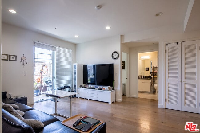 105 S Mariposa Ave in Los Angeles, CA - Building Photo - Building Photo