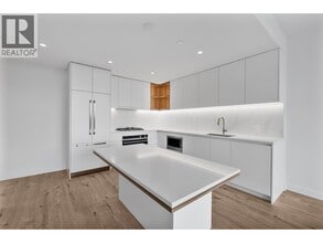 720 Farrow St in Coquitlam, BC - Building Photo - Building Photo