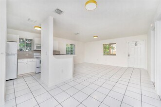 6768 NW 182nd St in Hialeah, FL - Building Photo - Building Photo