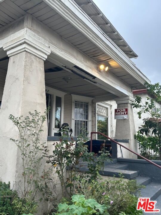 1347 Valencia St in Los Angeles, CA - Building Photo - Building Photo