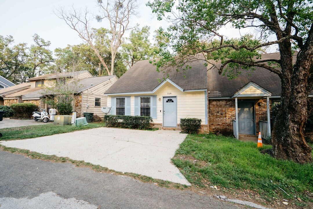 729 Gold Nugget Trail in Tallahassee, FL - Foto de edificio