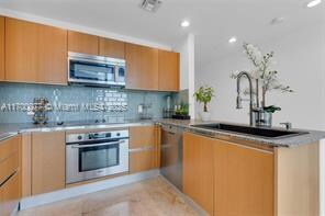 1050 Brickell Ave, Unit # 2416 in Miami, FL - Building Photo - Building Photo