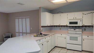 564 W Central Ave in Orange City, FL - Foto de edificio - Building Photo