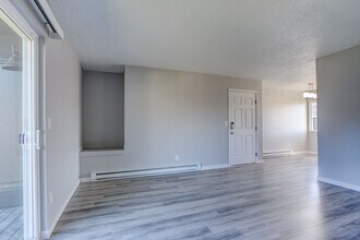 Tigardville Apartments in Tigard, OR - Foto de edificio - Building Photo