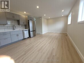 1056 Harkness Ave in Ottawa, ON - Building Photo - Building Photo