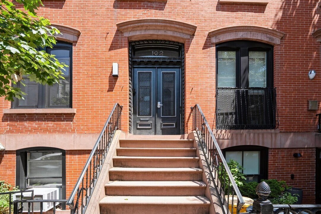 162 9th St in Hoboken, NJ - Building Photo