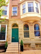 211 E Biddle St, Unit Flat #2 in Baltimore, MD - Foto de edificio - Building Photo