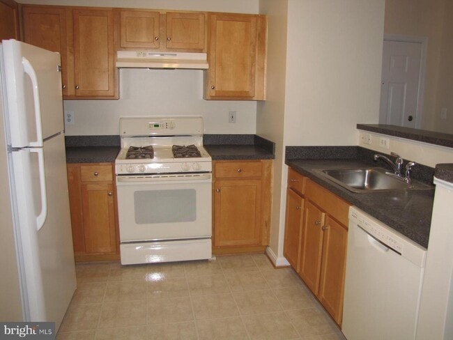 5117 Travis Edward Way in Centreville, VA - Foto de edificio - Building Photo