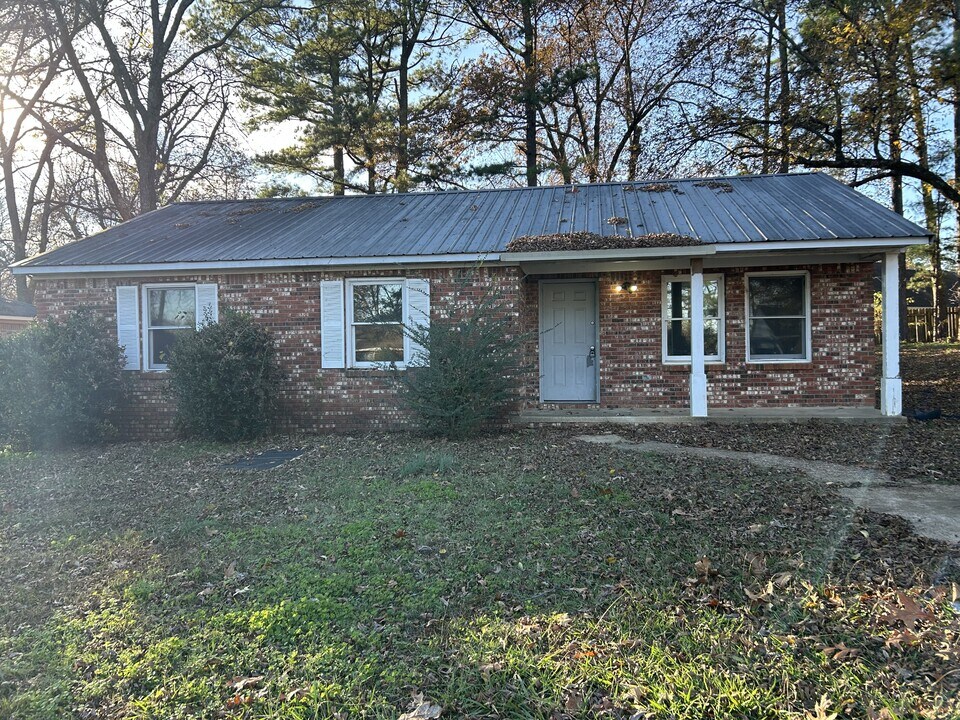 303 Lake Dr in Jonesboro, AR - Building Photo