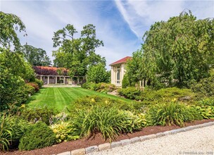 10 Bluewater Hill S in Westport, CT - Foto de edificio - Building Photo
