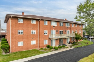 Stoneybrook Apartments in Bedford, OH - Foto de edificio - Building Photo