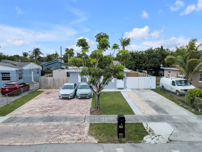 2456 NW 6th St in Pompano Beach, FL - Building Photo - Building Photo