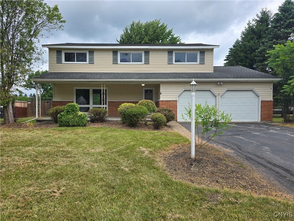 8 Lanyard Ln in Baldwinsville, NY - Building Photo