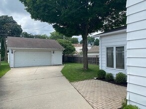 5319 N Kent Ave in Whitefish Bay, WI - Building Photo - Building Photo