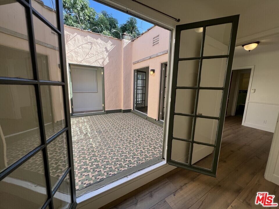 4956 S San Vicente Blvd in Los Angeles, CA - Building Photo