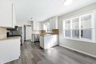 24236 Shakespeare Ave in Eastpointe, MI - Building Photo - Building Photo